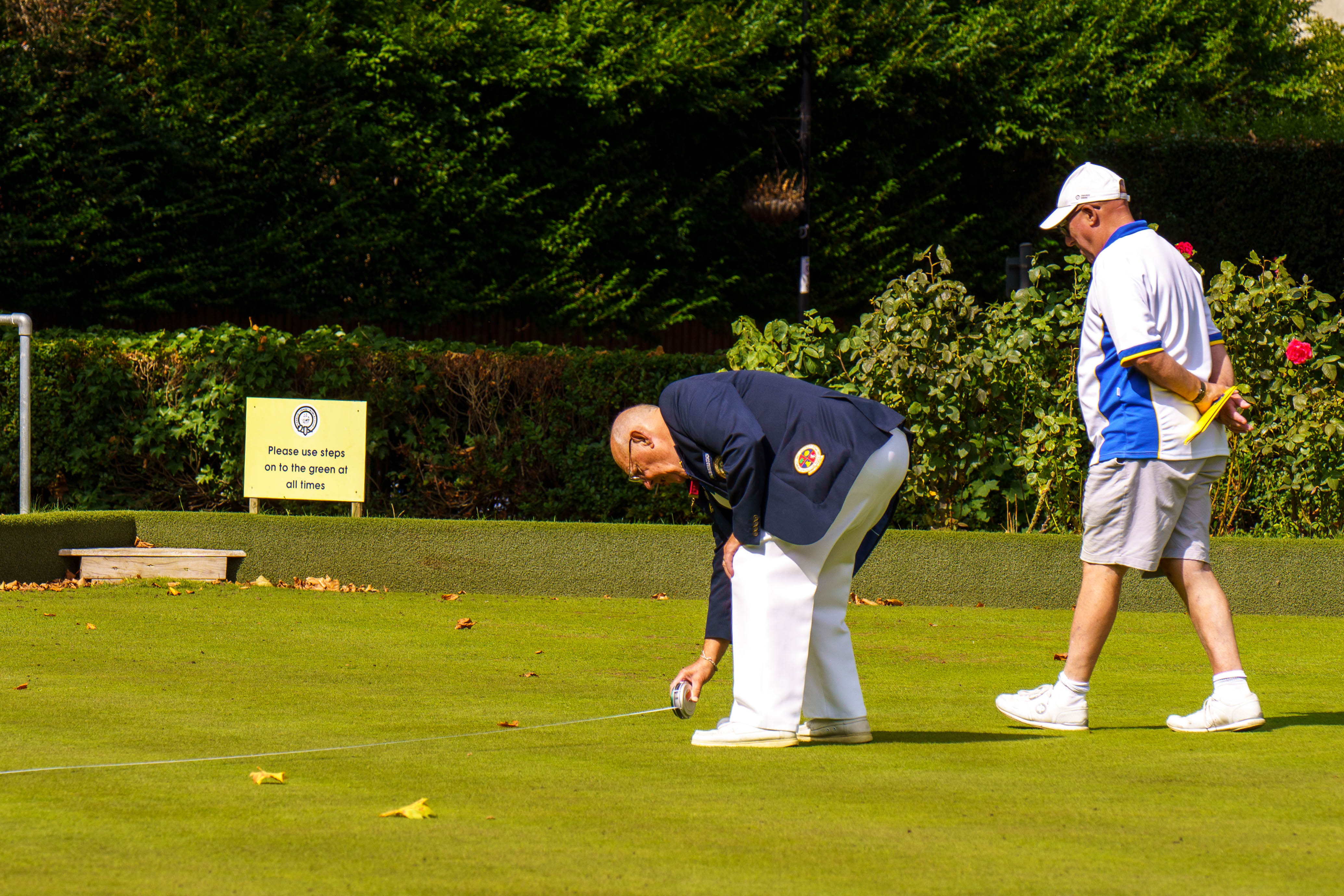 Francis Drake Bowls Club, Hilly Fields, Brockley, SE4 1QE. Gardiners Cup,
much measuring, Umpire too